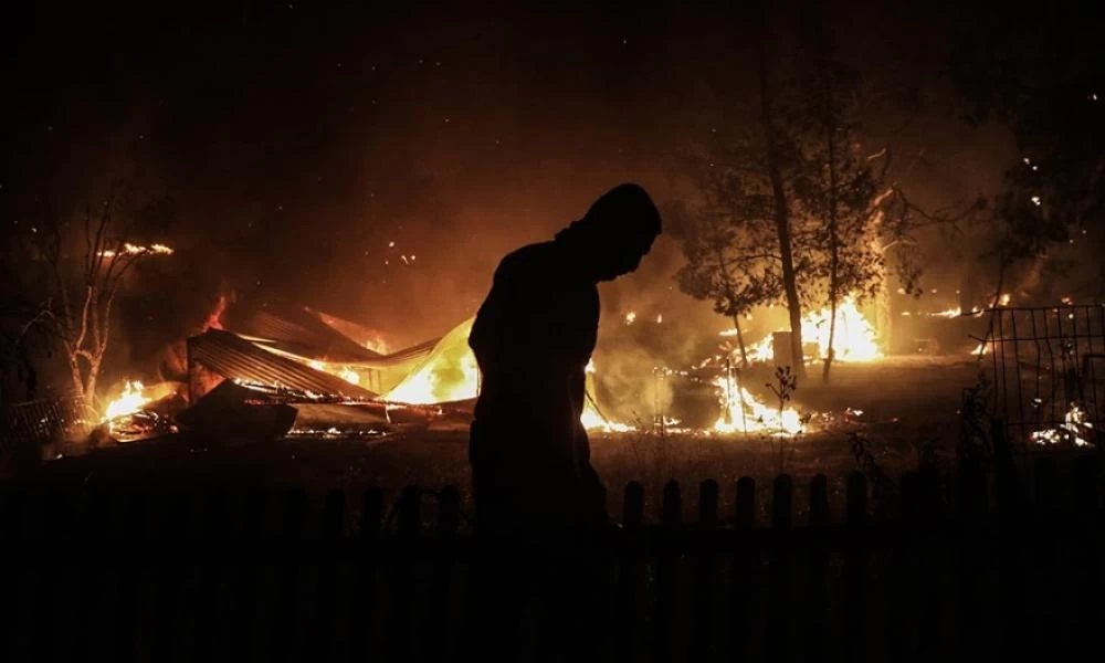Φωτιά στην Βαρυμπόμπη: Μαίνεται το πύρινο μέτωπο - Συνεχίζεται η μάχη με τις φλόγες στο Κρυονέρι